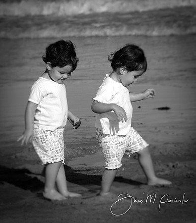 Paloma e Isabella en la playa 2 en blanco y negro